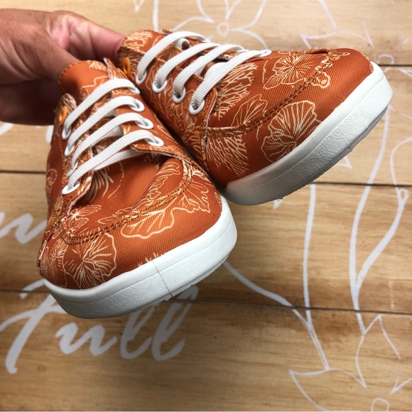 Vionic Beach Printed Slip-on Shoes Size 8 Wide - Picture 5 of 9